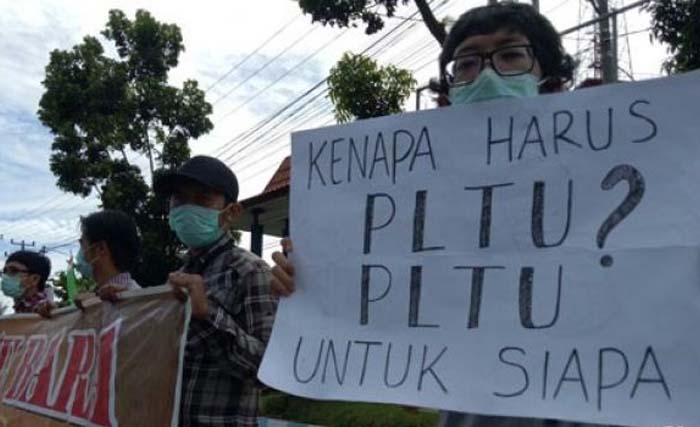 Mahasiswa dan masyarakat Bengkulu menolak pembangunan PLTU di Teluk Sepang, Bengkulu yang dibangun dengan dana investasi dari China. (Foto: Antara)