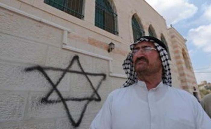 Coretan gambar Bintang Daud di tembok Masjid Maulana di Kota Duisburg, Jerman. (Foto:AFP)