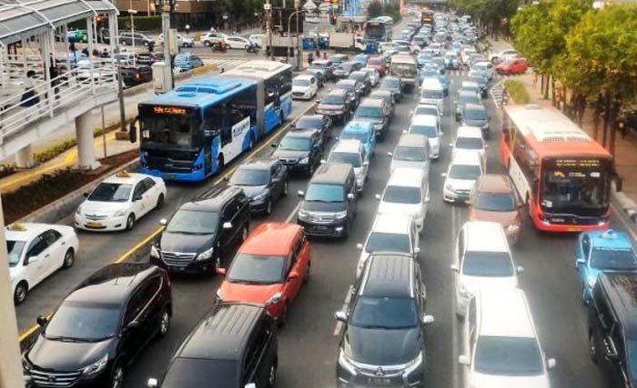 Ilustrasi kemacetan di Jl.Jenderal Sudirman terus hingga ke Jl. Mh Thamrin. Sore ini diututup. (Foto: Dok.Antara)