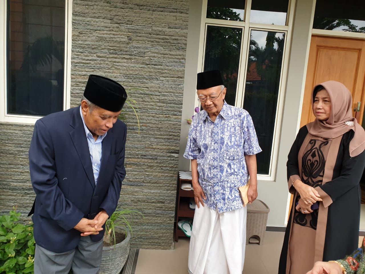 SILATURAHIM: Gus Sholah ketika menerima kunjungan Ketua Umum PBNU KH Said Aqil Siroj di Tebuireng Jombang. (Foto: ngopibareng.id)