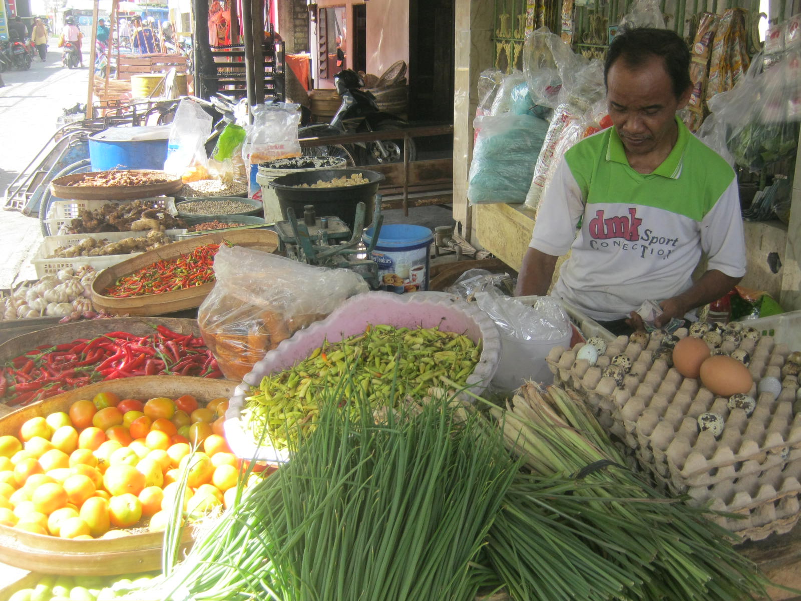 Harga barang kebutuhan pokok di kabupaten Lamongan terus naik, tak terkecuali bumbu dapur (foto:Totok/ngopibareng.id)