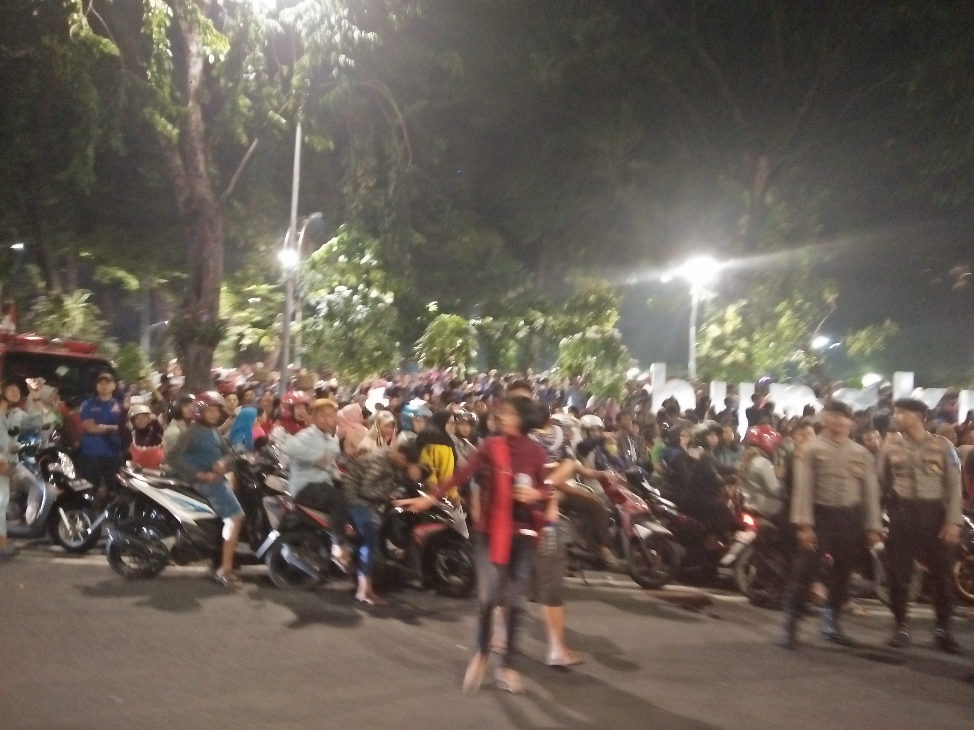 Warga Surabaya menyambut tahun baru 2019 di Taman Bungkul. (Foto: Amanah/ngopibareng.id)
