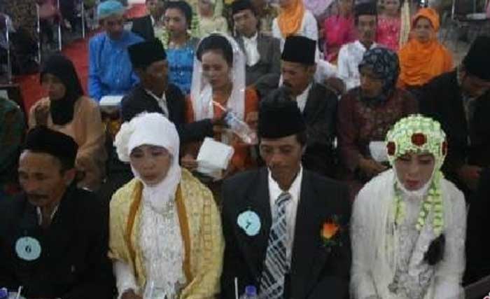 Acara nikah massal di Lapangan Parkir Thamrin, Jakarta, Senin kemarin. (Foto:Antara)