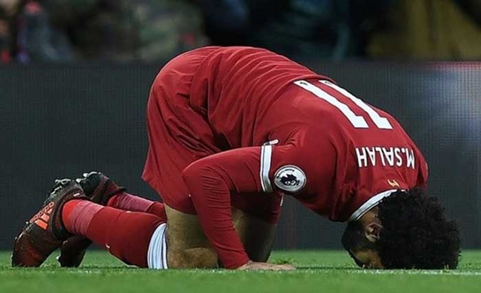Sujud syukur adalah selebrasi khas pemain Liverpool Mo Salah usai mencetak gol. (Foto:SkySports)