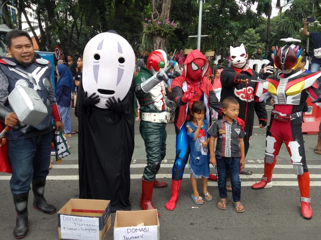 Komunitas Superhero Beramal saat penggalangan dana di Taman Bungkul. (Foto: Dokumentasi pribadi)
