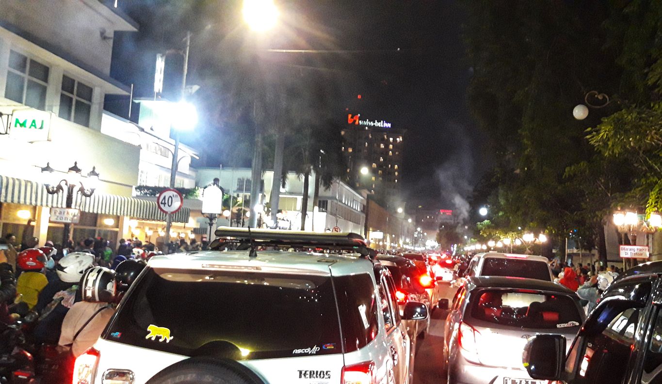 Suasana kemacetan di Jalan Tunjungan saat malam tahun baru 2019. (foto: Haris/ngopibareng.id)