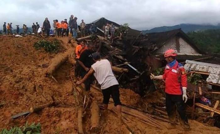 Tim SAR mengevakuasi korban tanah longsor di Kecamatan Cisolo, Kabupaten Sukabumi, Jawa Barat, Selasa 1 Januari. (Foto:BBC.Com)