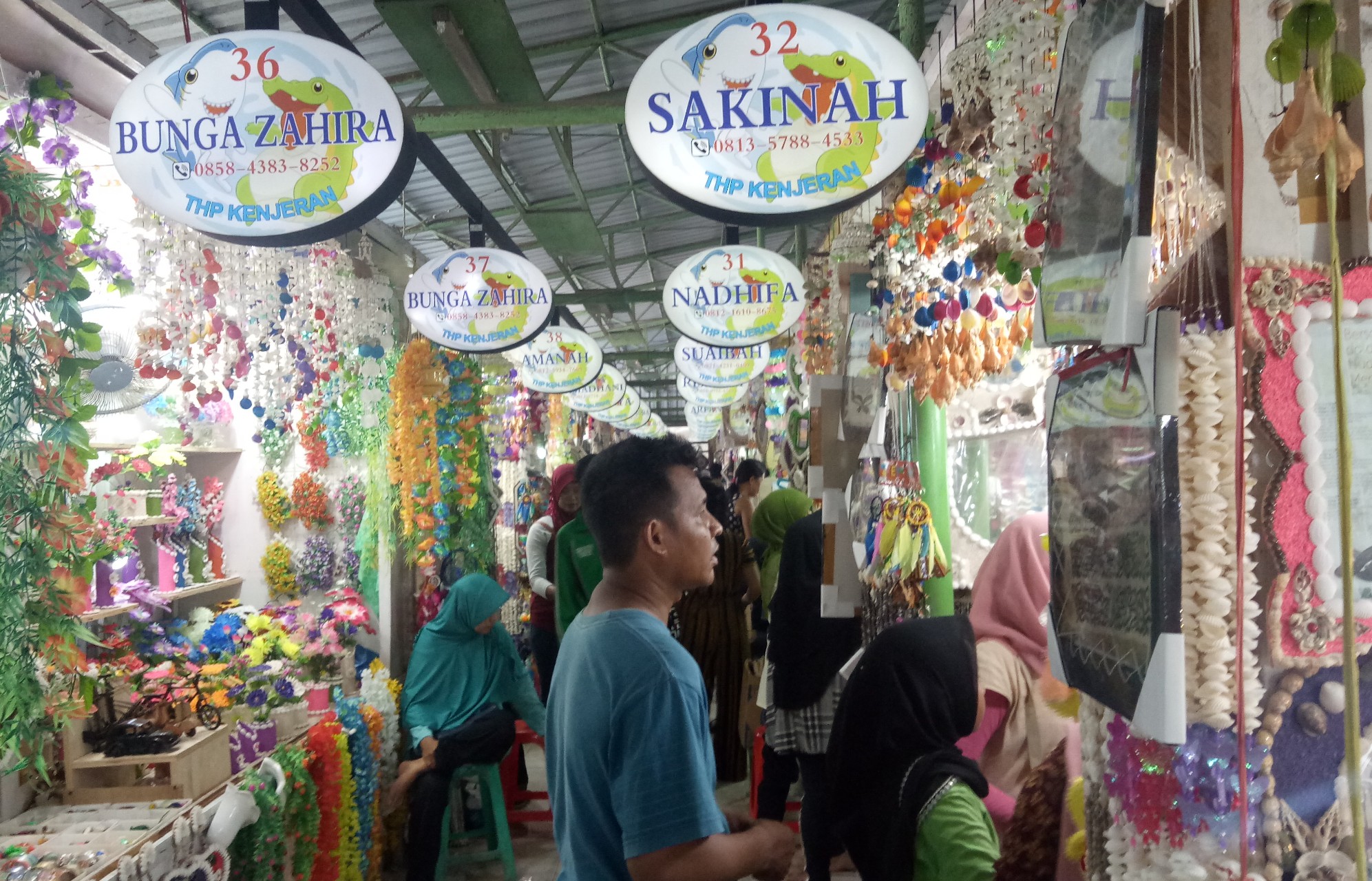 Suasana pasar tengah,  yang sepi pengunjung dibanding tahun sebelumnya. (Foto: Pita/ngopibareng.id)