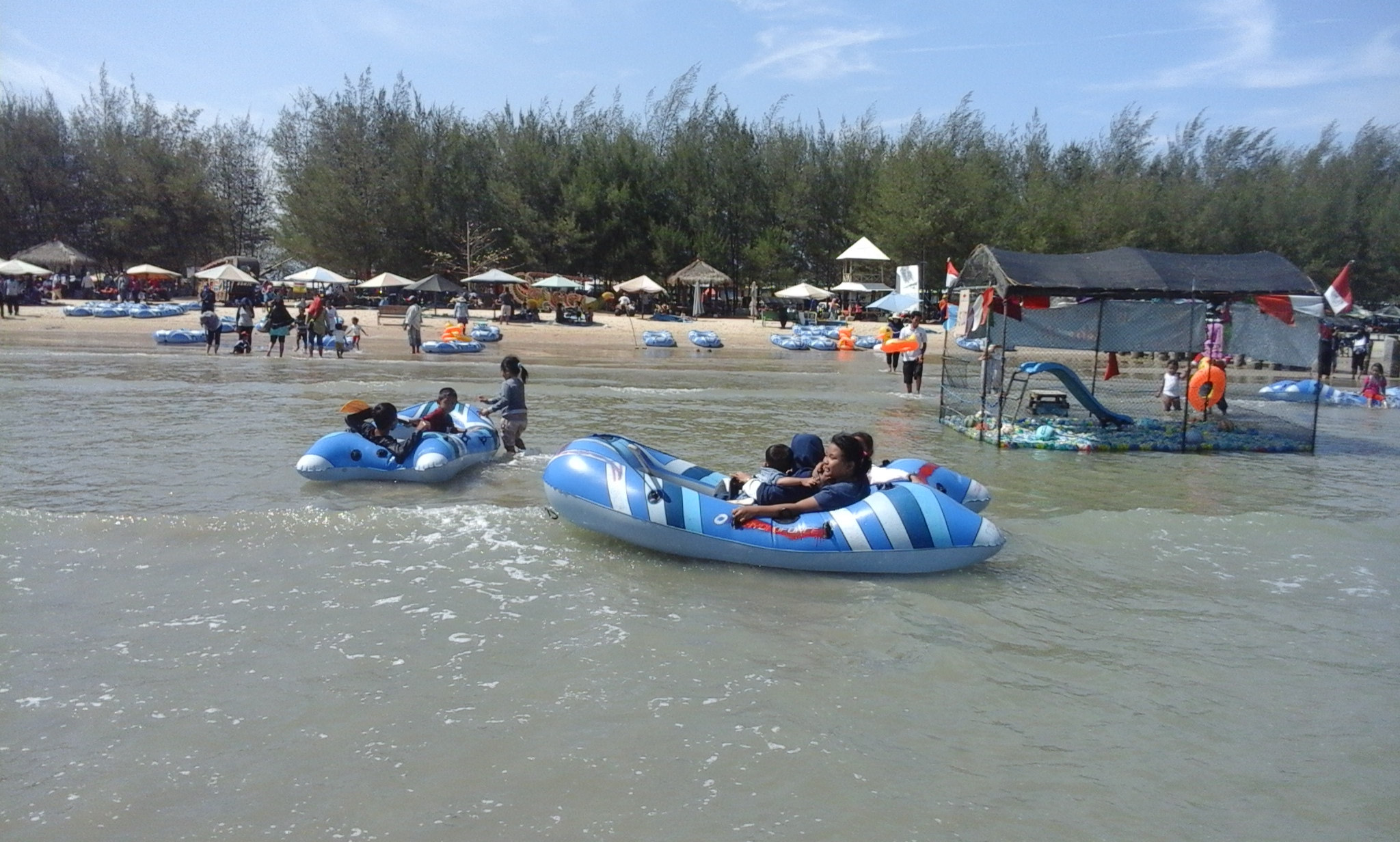 Berlayar dengan perahu karet menjadi salah satu favorit pengunjung wisata pantai Karang Jahe (Foto:Totok/ngopibareng.id)