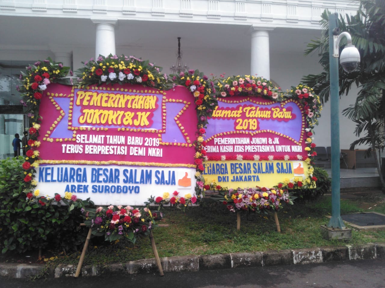 Karangan buangan dukungan bagi Pemerintahan Jokowi-JK di Istana Negara. (Foto: istimewa)