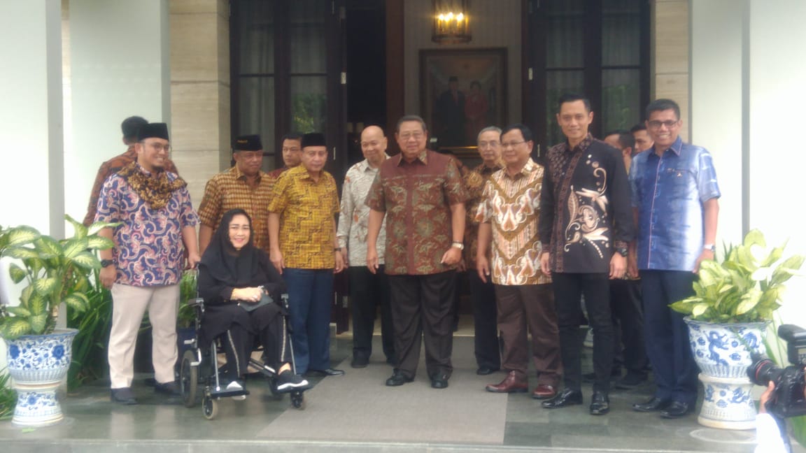 Prabowo dan SBY berfoto bersama sebelum melakukan pertemuan tertutup pada 21 Desember yang lalu di rumah SBY.  (Foto: Asmanu/ngopibareng.id)