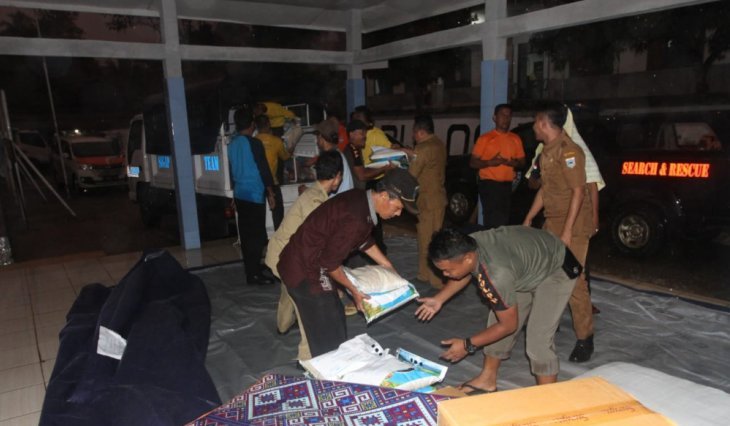 Penyerahan bantuan PT Astra International tbk bagi korban bencana tsunami di Kabupaten Pandeglang, Banten (Foto: Antara/ Ganet)