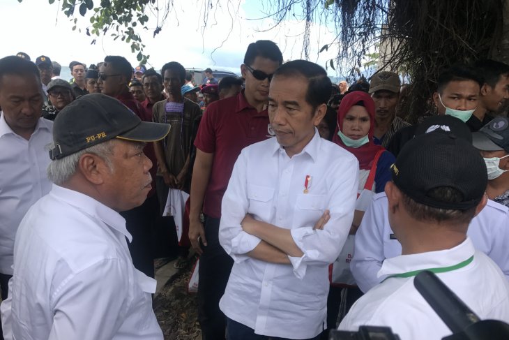 Presiden Joko Widodo saat mengunjungi desa terdampak tsunami di Lampung Selatan, Rabu, 2 Januari 2019. (Foto: Antara/Hanni Sofia)