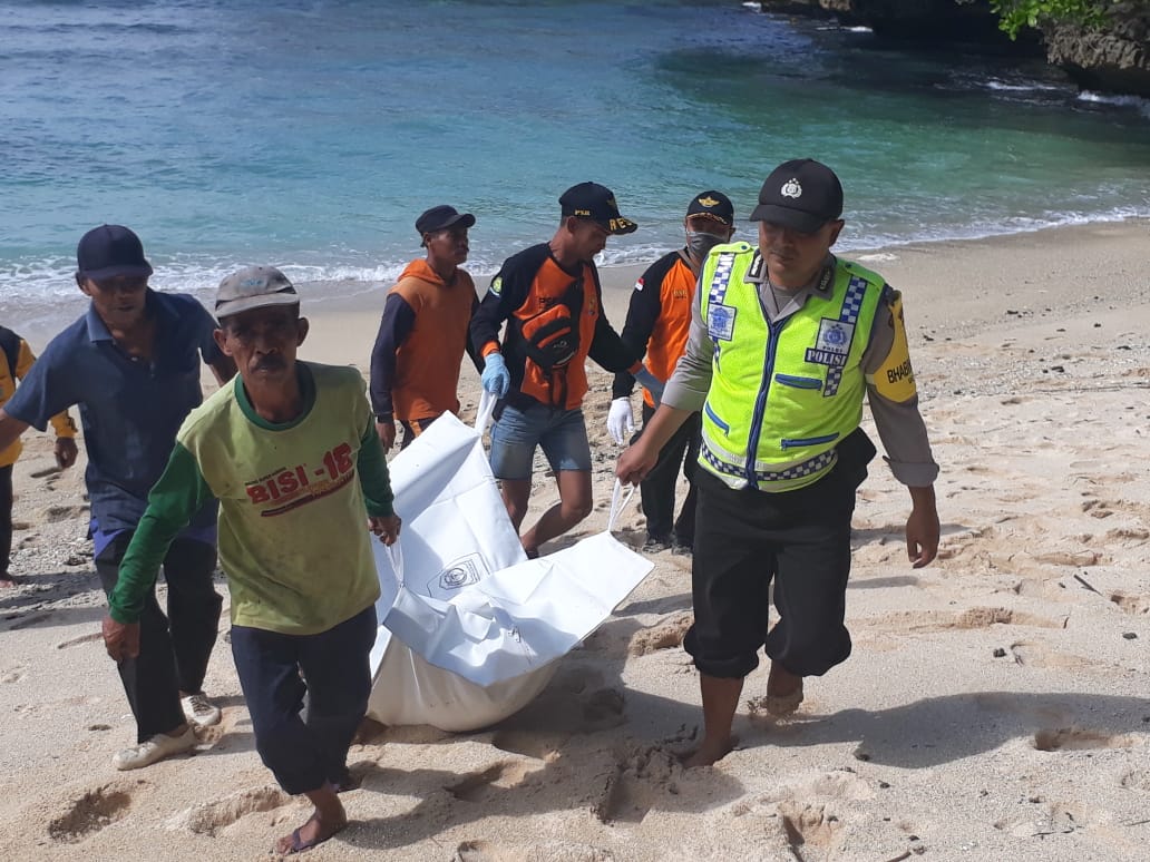 Sesosok mayat ditemukan di Pantai Bantol, Malang. (Foto: Istimewa)