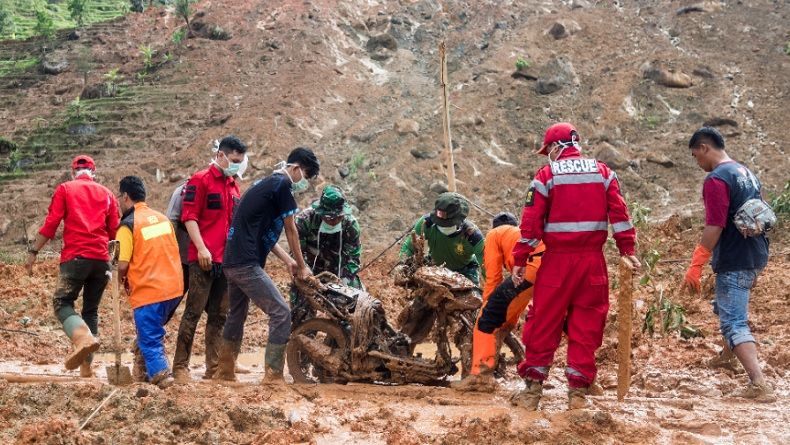 Tim SAR Gabungan sedang mengevakuasi salah satu kendaraan warga yang tertimbun longsor di kampung Cimapag, Desa Sirnaresmi, Kecamatan Cisolok, Kabupaten Sukabumi, Jawa Barat, Rabu, 2 Januari 2019. (Foto: Antara)
