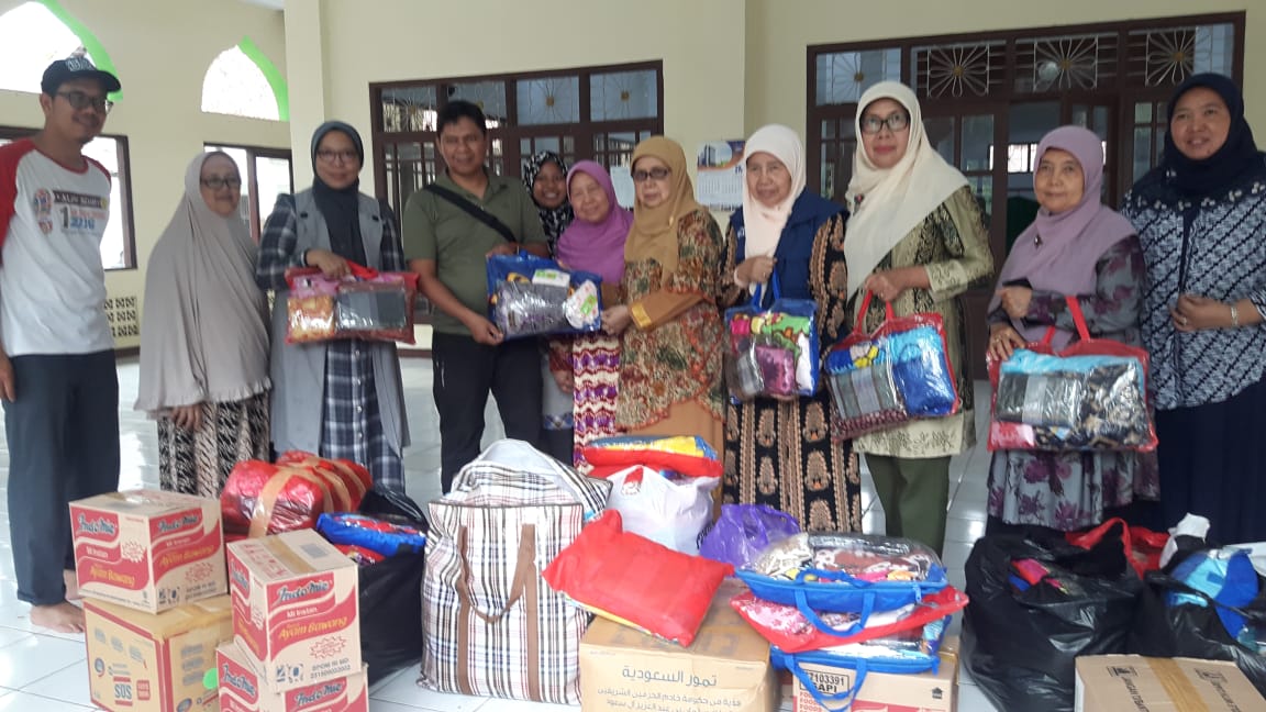 BANTUAN: Ketua PP 'Aisyiyah Masyitoh, menyerahkan langsung bantuan ke Posko Kesehatan Muhammadiyah. (Foto: md for ngopibareng.id) 