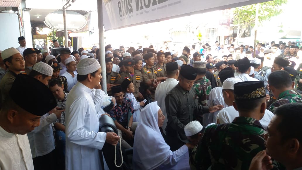 DI TENGAH UMAT: Maulana Habib Luthfi bin Yahya dan jamaah pengajian di Kanzus Sholawat, Pekalongan. (Foto: dok ngopibareng.id)