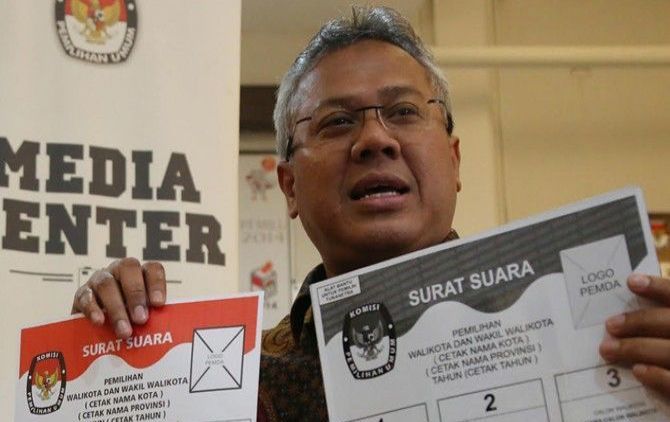 Ketua Komisi Pemilihan Umum Arief Budiman menunjukkan kartu suara. (Foto: Jawa Pos)