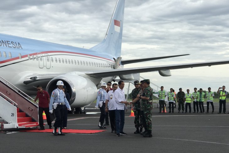 Presiden Joko Widodo turun dari pesawat kepresidenan. (Foto: dok/rumgapres)