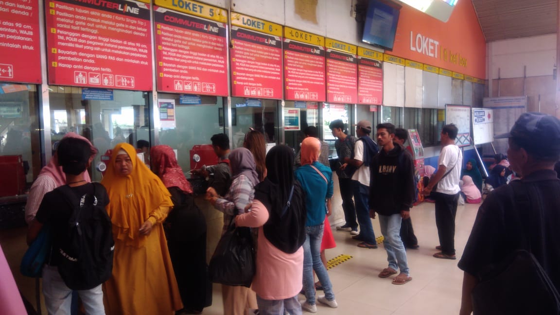 Antrean calon penumpang yang akan membeli tiket di Stasiun Pasar Senen Jakarta. (Foto: Asmanu/ngopibareng.id)