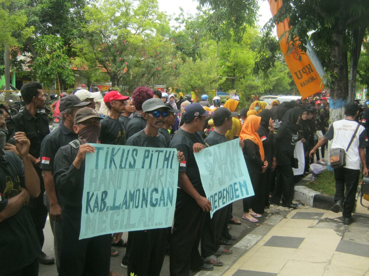 Aksi damai Tikus Pithi menyuarakan capres independen (Foto: Totok/Ngopibareng.id)