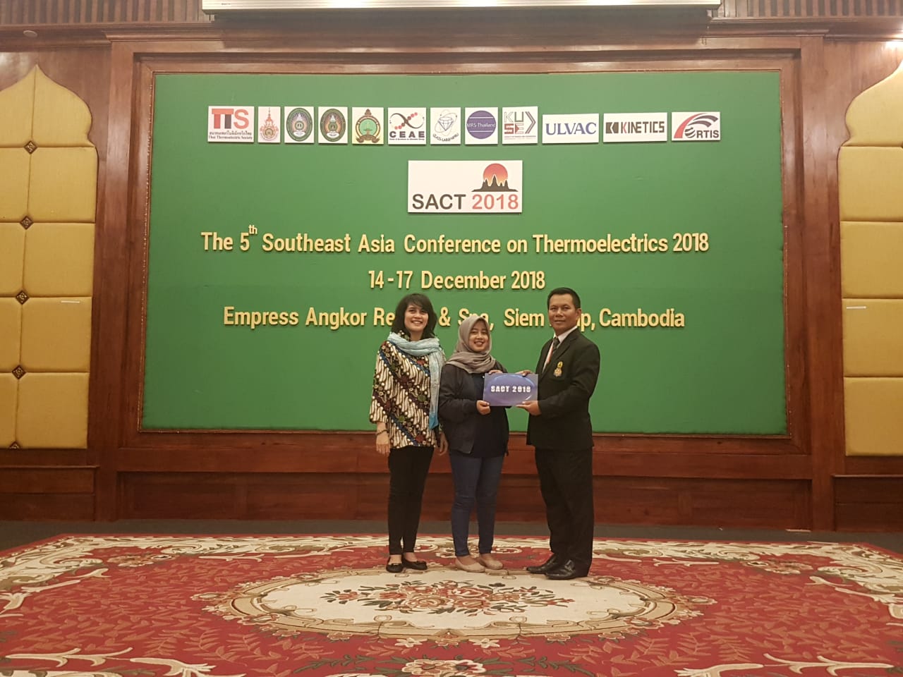Elysa Nensy Irawan menjadi penyaji terbaik dalam Southeast Asia Conference on Thermoelectrics (SACT) 2018 di Kamboja. (Foto: Dok.pribadi)