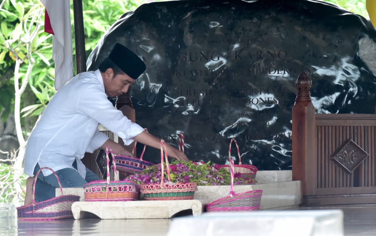Presiden Joko Widodo saat ziarah ke Makam Bung Karno di Blitar (foto Biro Pers/setpres)