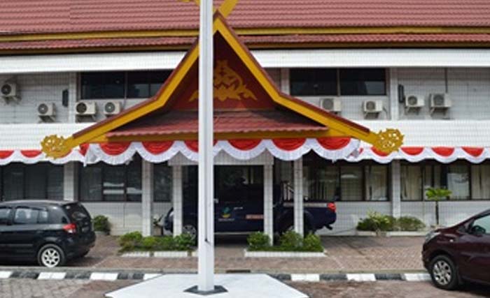 Kantor Dinas Sosial Provinsi Riau di Pekanbaru, yang listriknya  diputus PLN. (Foto:Dok.RiauPos)