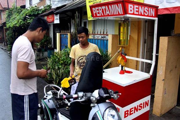 Ilustrasi penjual eceran BBM yang menggunakan mesin pompa. (Foto: okezone)