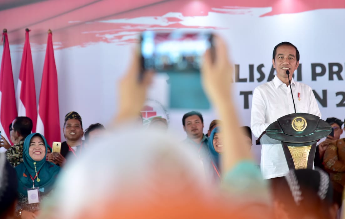 Presiden Jokowi menyosialisasikan prioritas penggunaan dana desa 2019 kepada pendamping desa dan aparat desa di Tulungagung, Jumat, 4 Januari 2019. (Foto: Biro Pers Setpres)