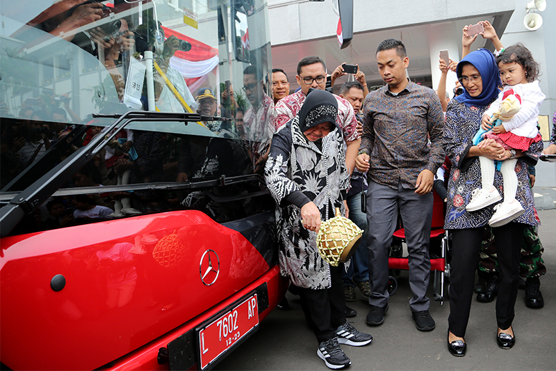 Wali Kota Surabaya Tri Rismaharini kembali melaunching Suroboyo Bus tahap 2 di halaman Balai Kota Surabaya, Jumat, 4 Januari 2019.