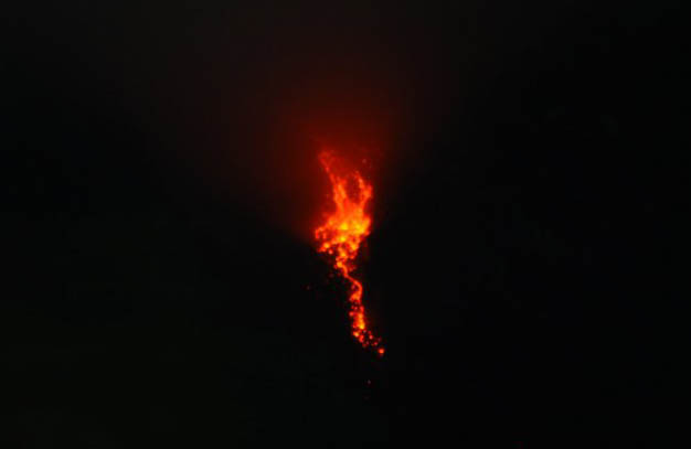 Guguran lava pijar Gunung Merapi terlihat saat terselimuti kabut di Balerante, Klaten, Jawa Tengah. (Foto: Antara)