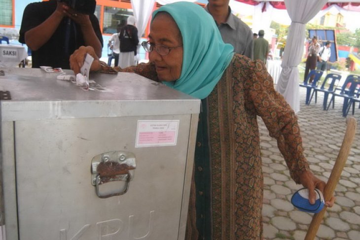 Ilustrasi seorang nenek memasukkan surat suara dalam pemilu. (Foto: dok/antara)