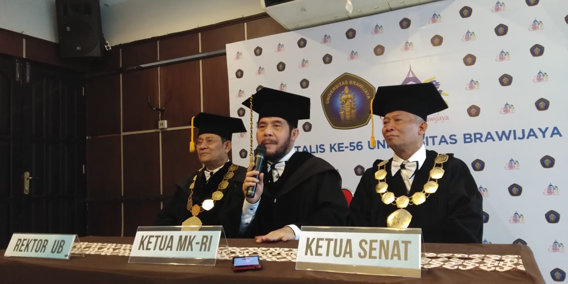 Ketua Mahkamah Konstitusi (MK), Anwar Usman (tengah) saat di Malang.