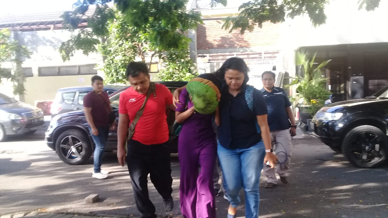 Vanessa Angel saat digelandang ke Mapolda Surabaya, Sabtu 5 Januari 2019. (foto: Istimewa)
