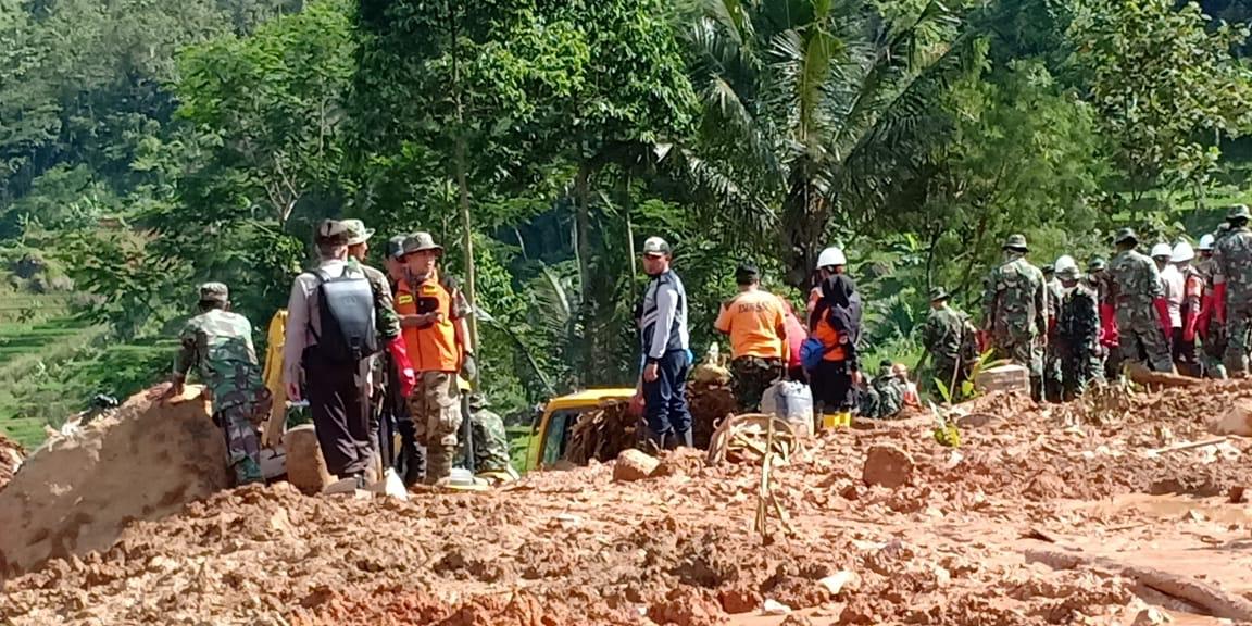 Tim SAR gabungan melakukan evakuasi korban longsor Sukabumi. (Foto: BNPB)