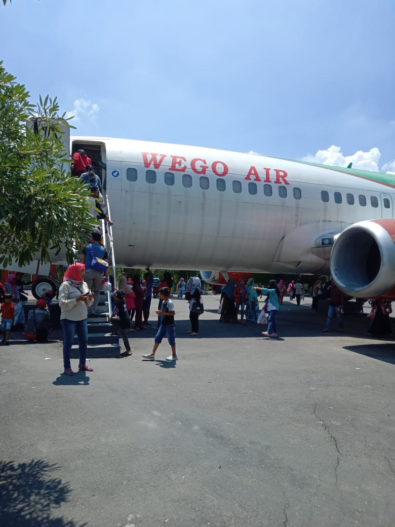 Pesawat terbang menjadi icon wisata Wego yang cukup menyedot perhatian pengunjung (foto:Totok/ngopibareng.id)