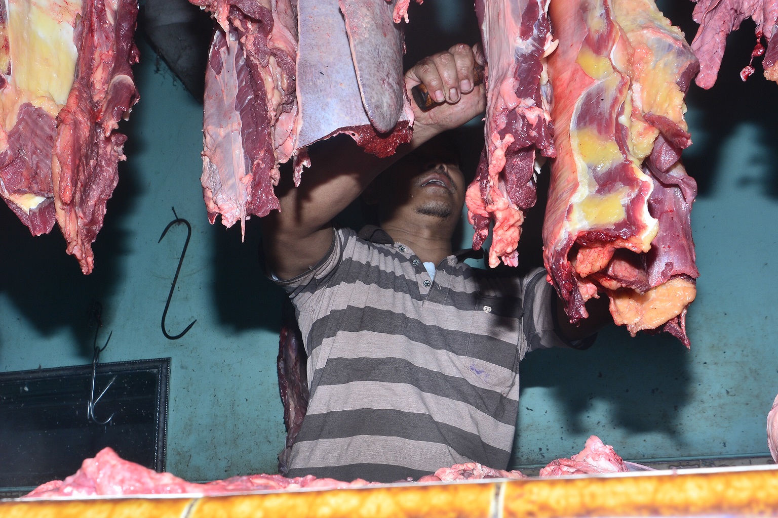 Penjual daging di Lamongan terus bertahan meski harus merugi akibat melonjaknya harga ternak sapi (foto:Totok/ngopibareng.id)