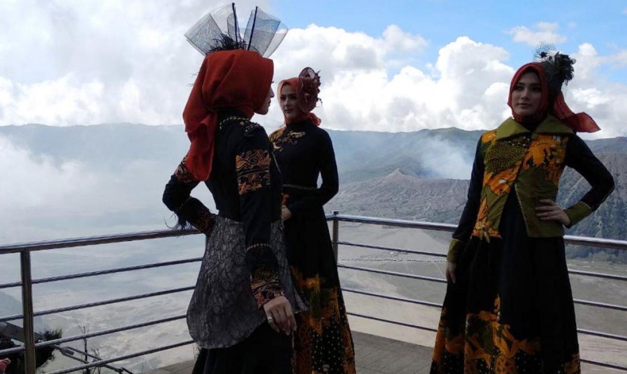 Fashion Show dengan balutan batik khas Probolinggo dengan catwalk di Seruni Point. (foto: Ikhsan/ngopibareng.id)