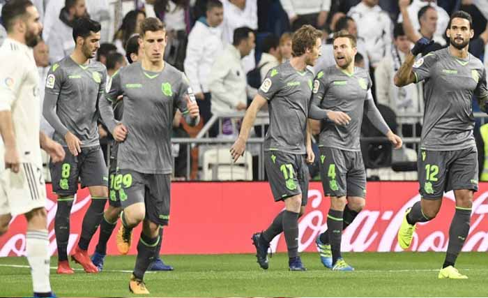 Pemain Real Sociedad merayakan pesta usai mengalahkan Real Madrid di  Stadion Santiago Bernabeu, Madrid Senin dini hari. (Foto: AFP)