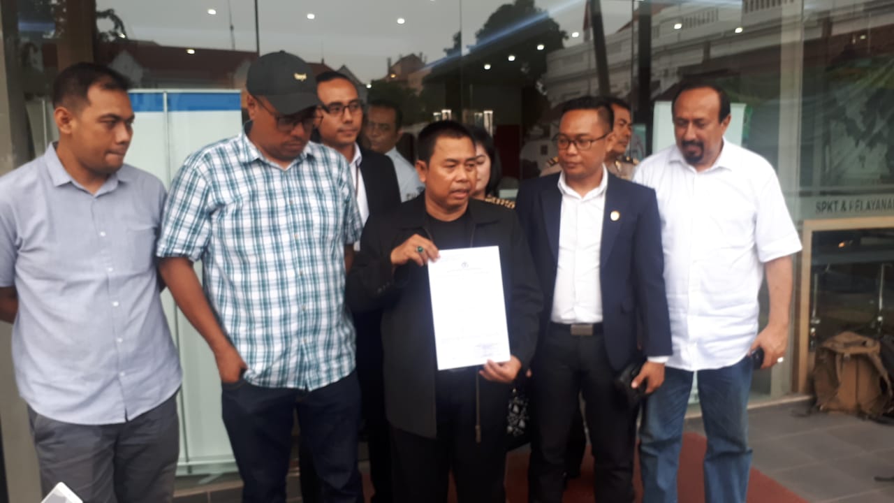 Kuasa Hukum Persebaya, Yusron Marzuki (tengah), di Polrestabes Surabaya, Senin 7 Januari 2019.