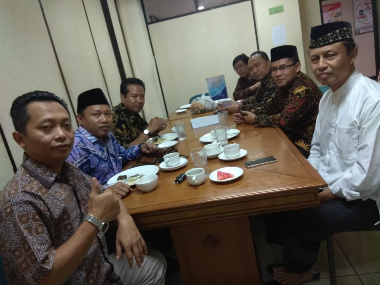 SILATURAHIM: Sunanto mengunjungi Ketua Majelis Pendidikan Kader (MPK) PP Muhammadiyah Ari Ansori, di Wisma PKK Jakarta. (md for ngopibareng.id)