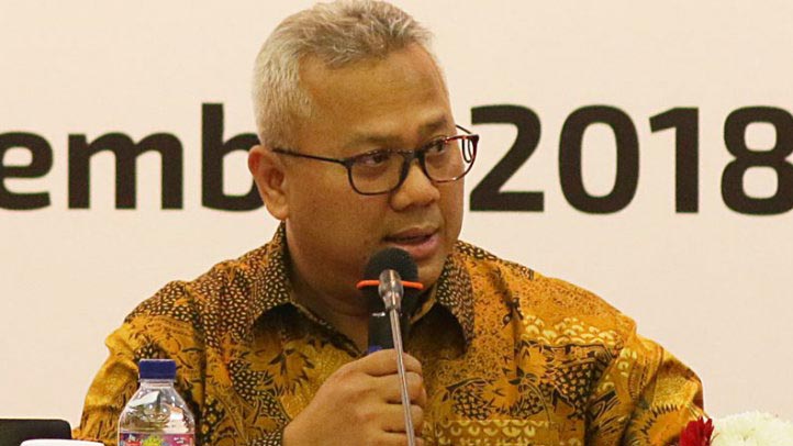 Ketua KPU Arief Budiman jelaskan maksud beri materi debat pada kedua paslon Capres Cawapres. (Foto: Antara)