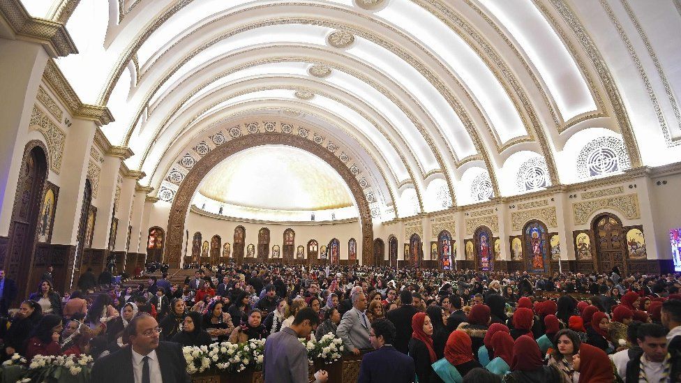 KEBAKTIAN: Umat Kristen Ortodoks Koptik di Mesir, di Katedral Nativity. (Foto: curtesy of bbc)