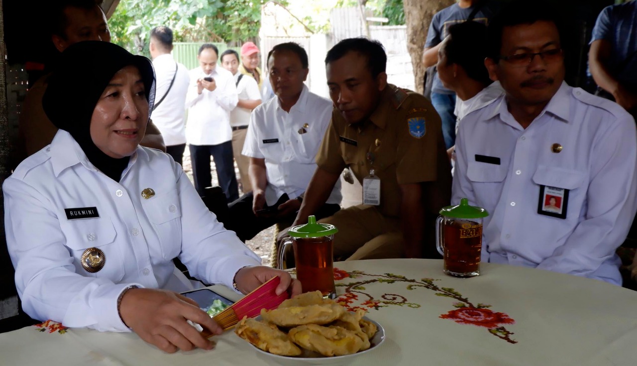 Wali Kota Rukmini (kiri) di sebuah warung saat berbincang-bincang dengan para awak media. (foto: Ikhsan/ngopibareng.id)