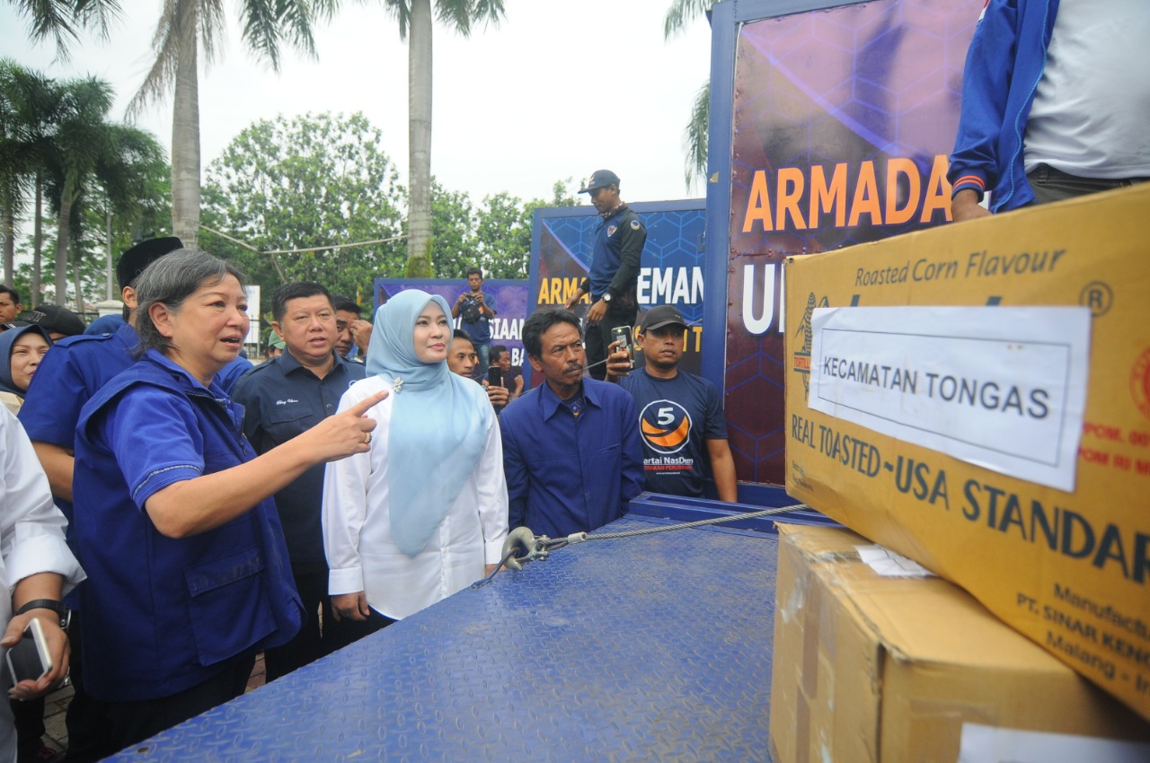 Proses pemberian secara simbolik bantuan kemanusiaan NasDem Jatim diterima Bupati Pandeglang. (Foto: istimewa)