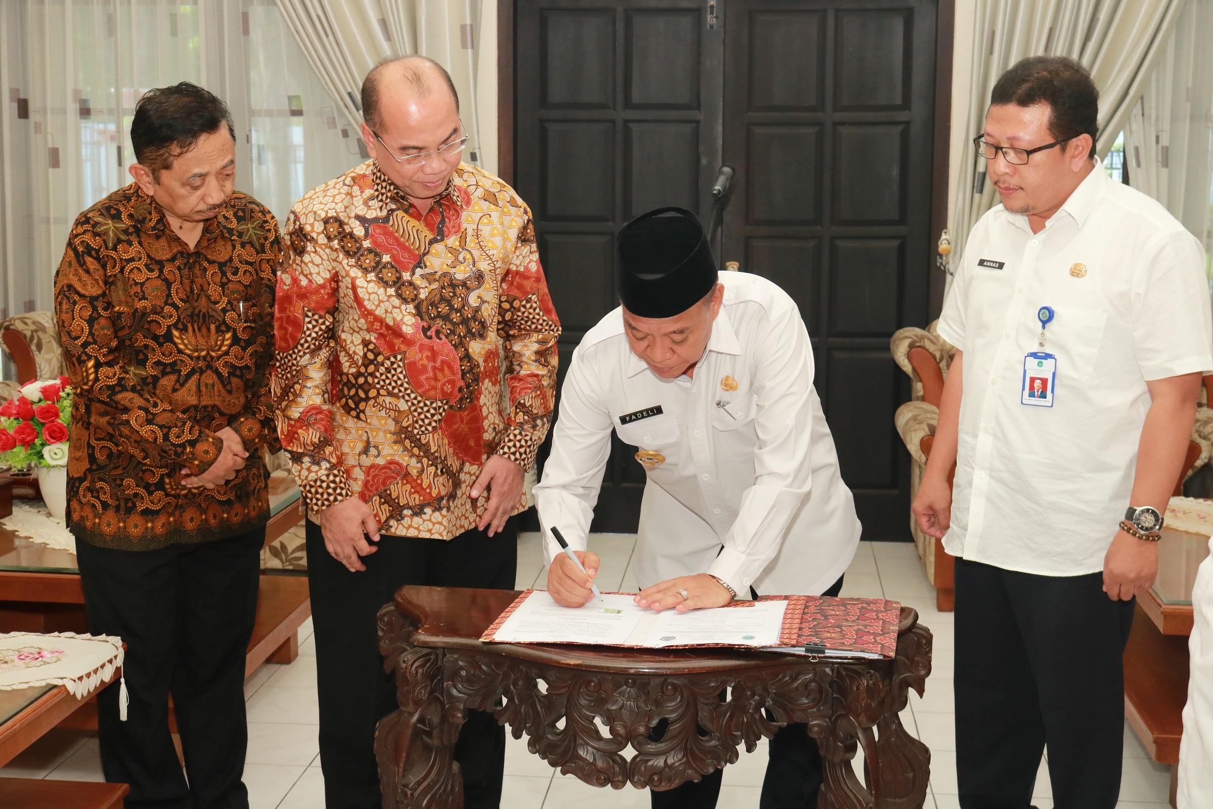 Bupati Fadeli saat menandatangani kerja sama dengan UMS (foto :Totok/Ngopibareng.id)