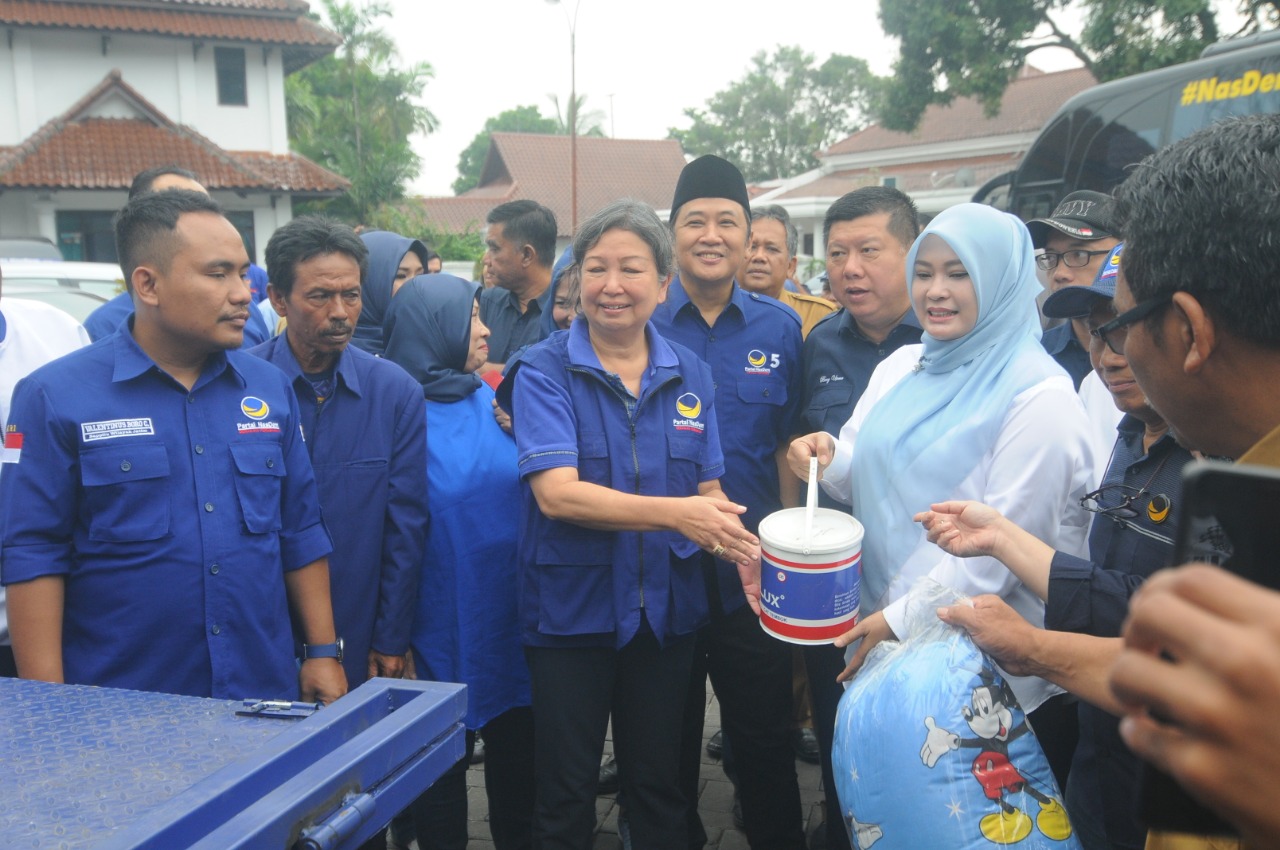 Penerimaan bantuan kemanusiaan NasDem Jatim kepada Bupati Pandeglang. (Foto: istimewa