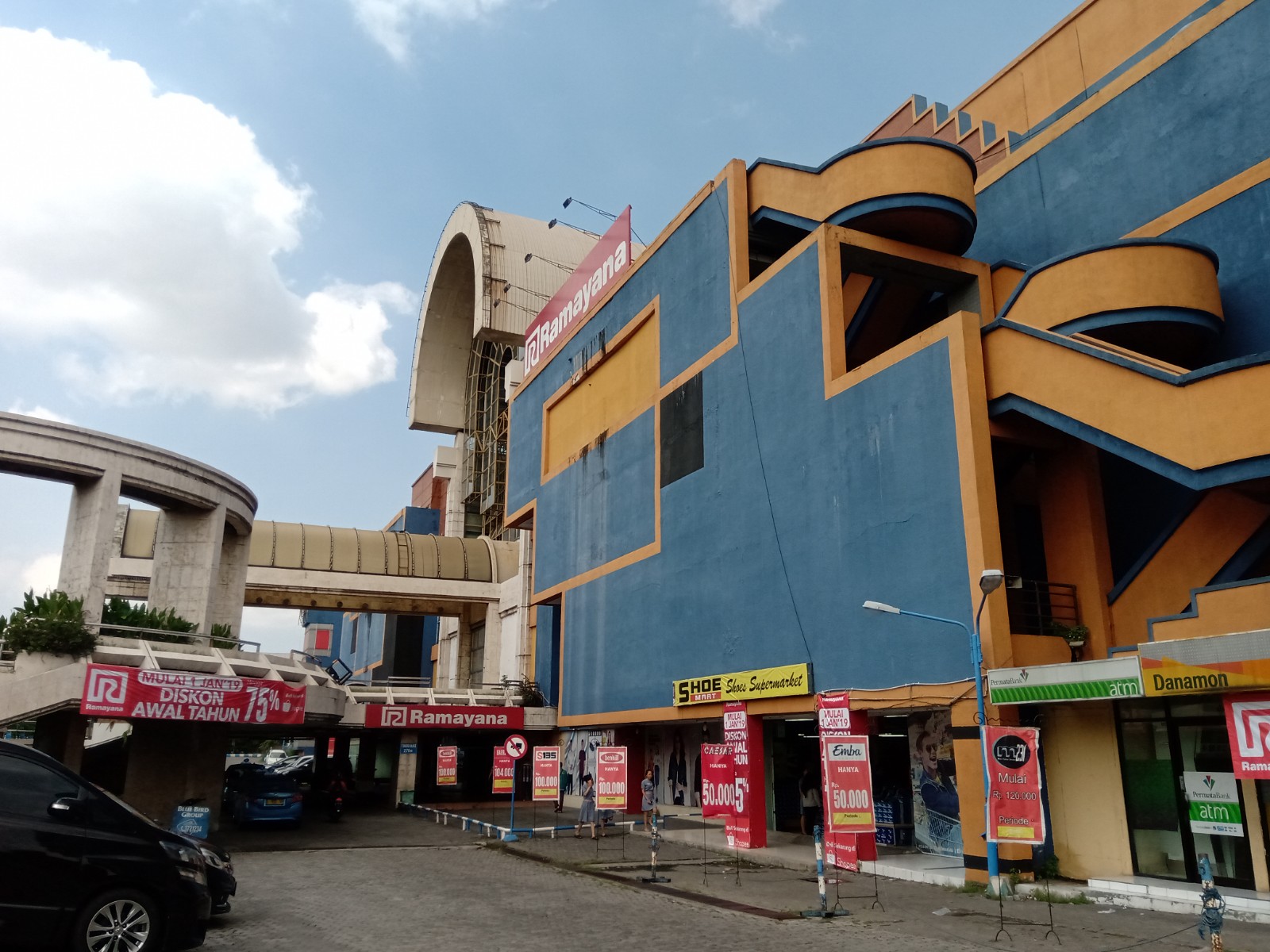 Penampakan bagian depan Hi-Tech Mall Surabaya. (Foto: Farid/ngopibareng.id) 