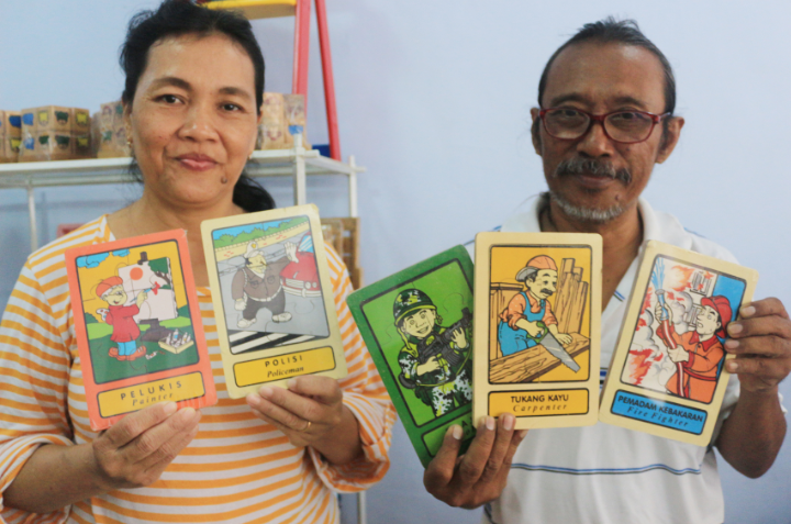 Singgang Margono menunjukkan beberapa item mainan edukatif karyanya yang cukup layak mendapatkan SNI. (Foto:WidiKamidi/ngopibareng.id)
